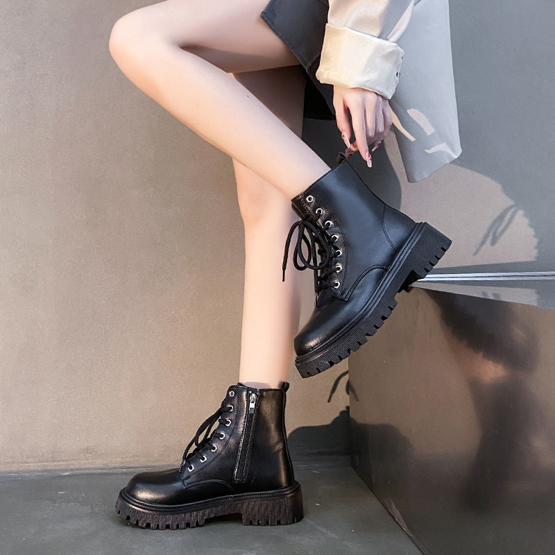 Stivaletti da donna Valstrend in stile britannico con piattaforma da moto, design robusto e dettaglio in pelle nero.