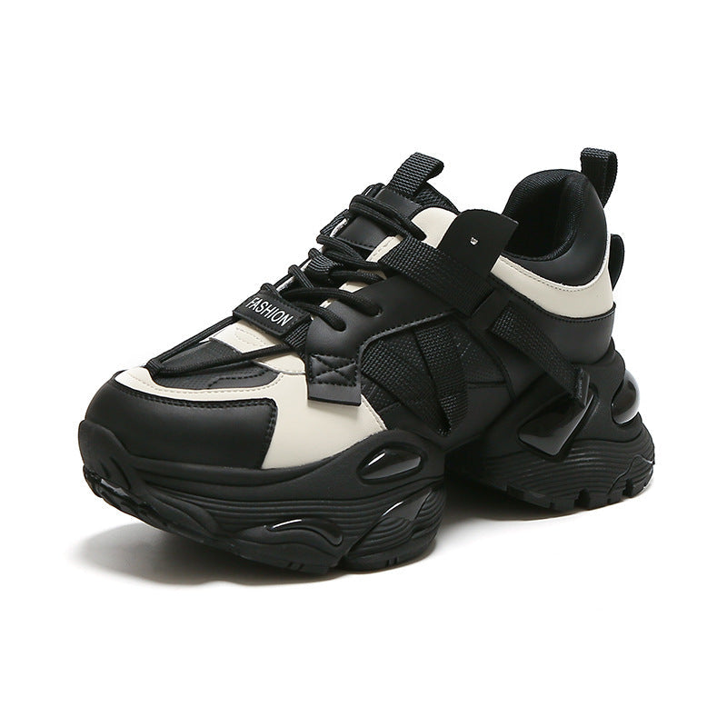 Scarpe sportive da donna Valstrend con suola piattaforma, design casual e comodo look sportivo in tessuto nero.