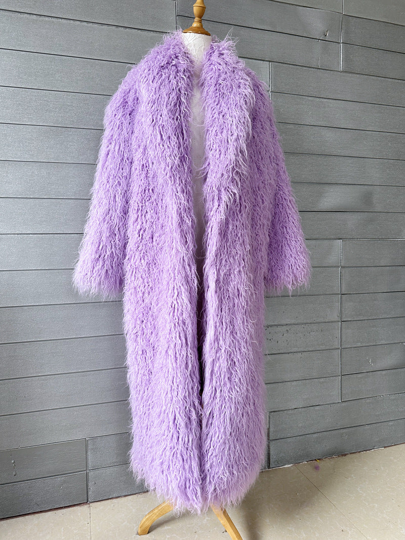 Cappotto invernale da donna in pelle con pelliccia, moda Valstrend, stile elegante e caldo per la stagione fredda.