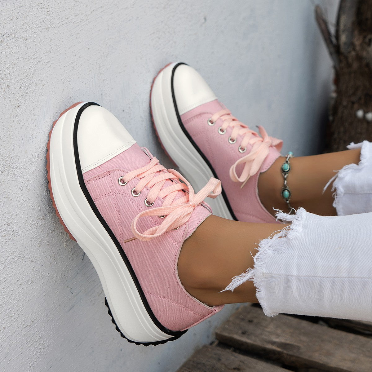 Scarpe casual senza tacco Valstrend, scarpe basse con lacci, stile comodo e moderno, visibili in primo piano.