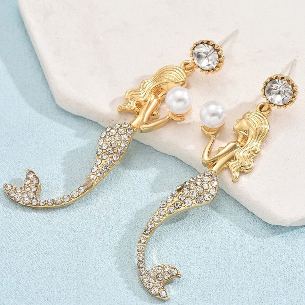 Orecchini pendenti in argento con perle a forma di sirena e fata lunga, design elegante e dettagli raffinati.