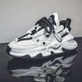 Scarpe casual da uomo Valstrend in bianco con cinturini incrociati, tessuto morbido e suola antiscivolo.