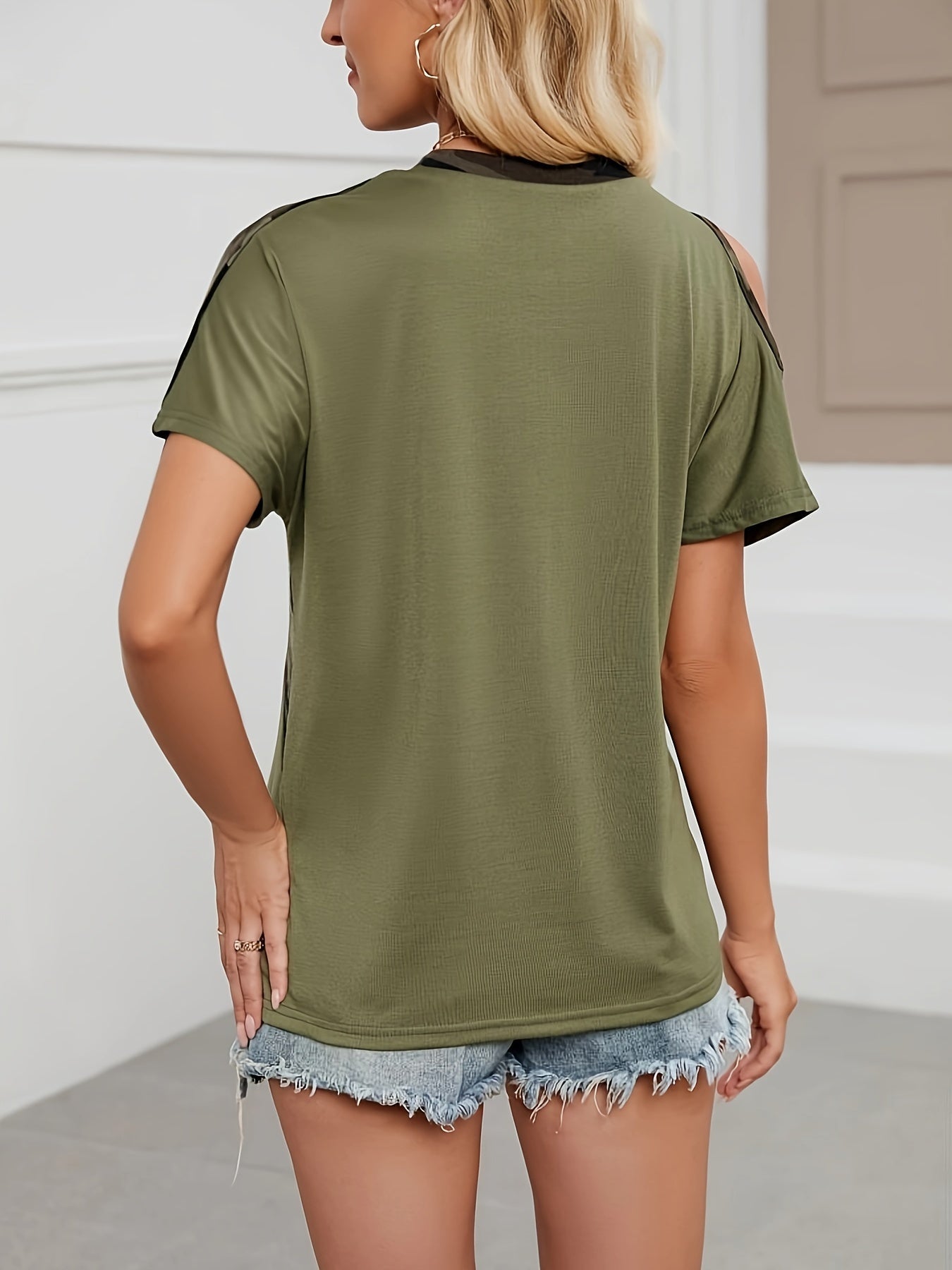 Maglietta donna Valstrend con stampa camouflage, blocchi di colore e taglio asimmetrico, ideale per primavera e estate.
