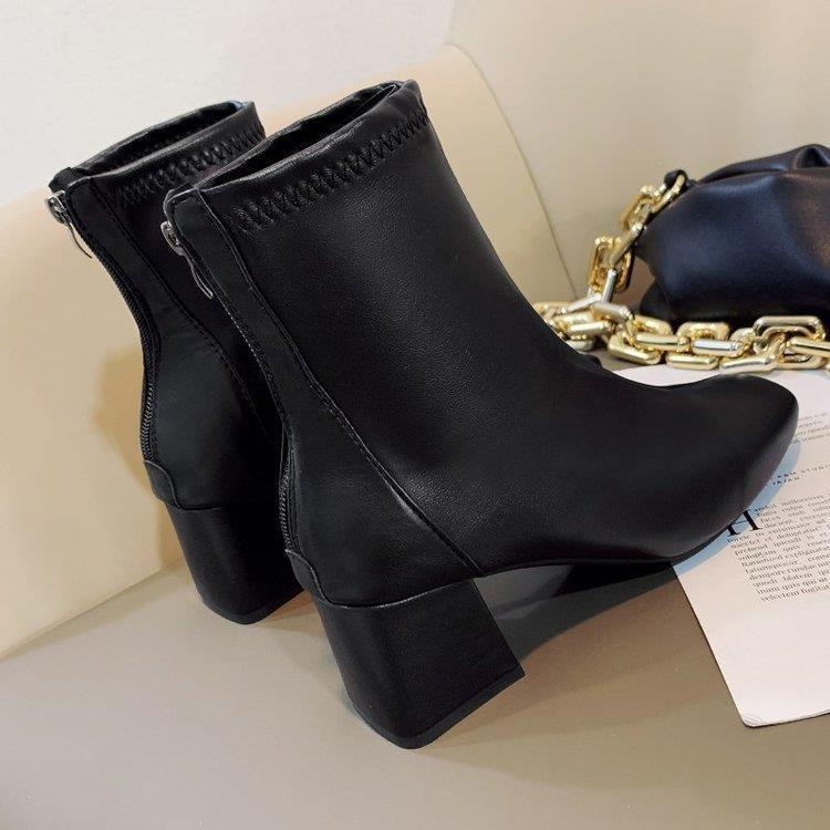 Stivaletti corti donna stile europeo e americano con punta quadrata e zip sul retro, marca Valstrend.