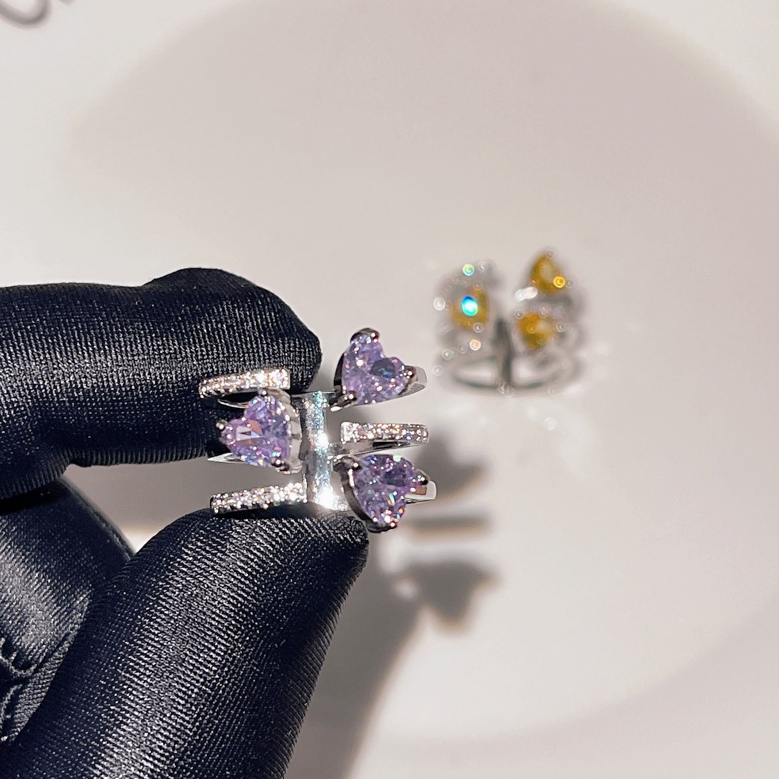 Anello Valstrend Light Luxury a forma di cuore con diamanti viola e apertura, stile elegante e raffinato, gioiello romantico in argento.