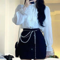 Top femminile in stile western con volant, marca Valstrend shop, dettaglio di tessuto e design elegante.