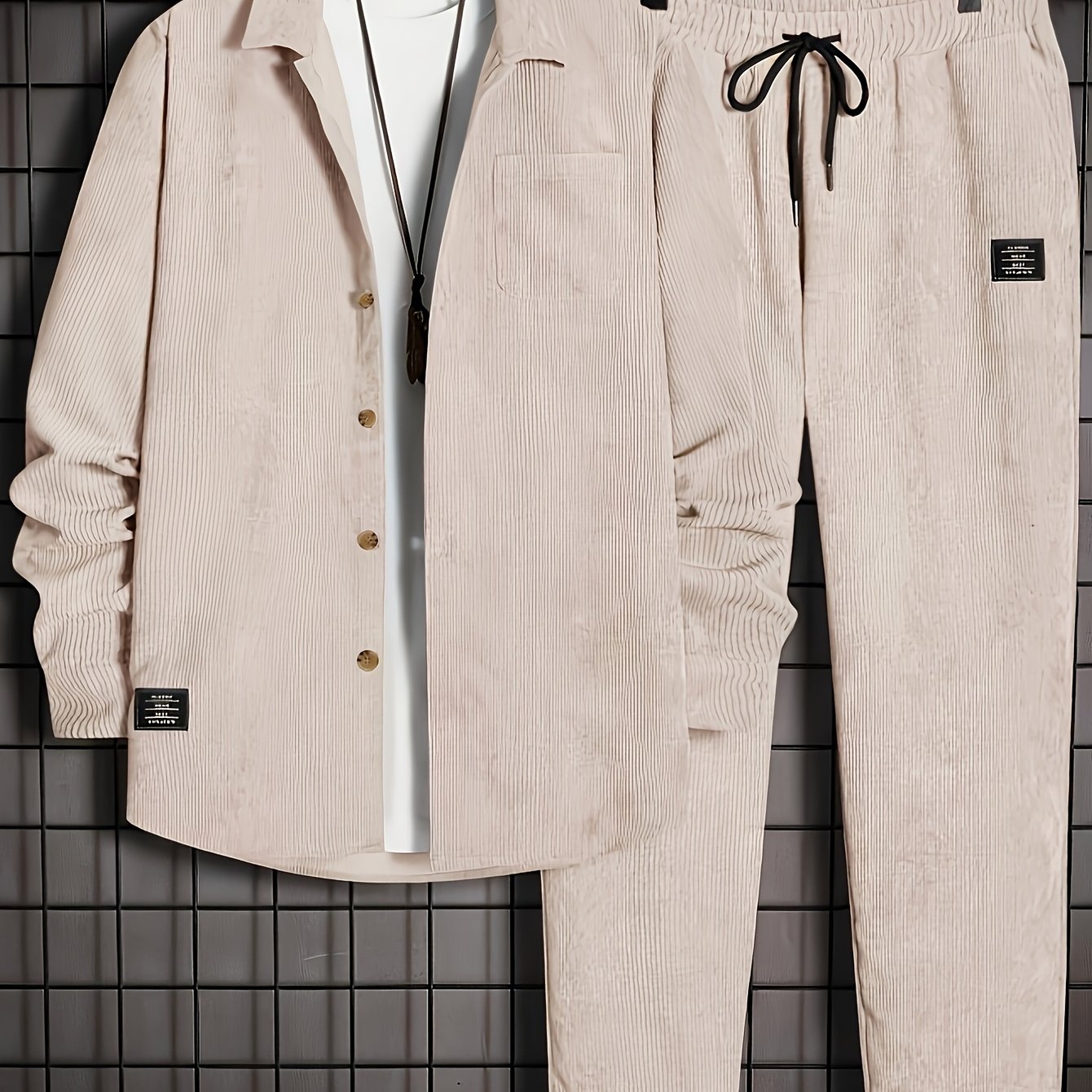 Completo uomo Valstrend con camicia in velluto a coste e pantaloni con coulisse, stile casual e autunnale.
