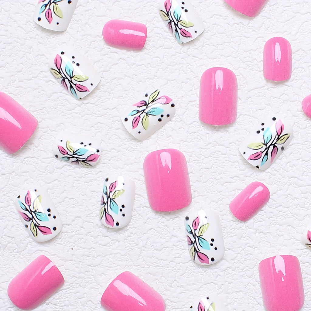 Set di 24 unghie finte quadrate con finitura lucida, decorazioni floreali e foglie in rosa, con adesivo e lima inclusi.