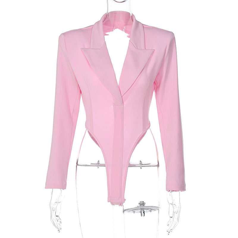 Mono lungo femminile alla moda Valstrend, vestibilità aderente, maniche lunghe, stile elegante e moderno.