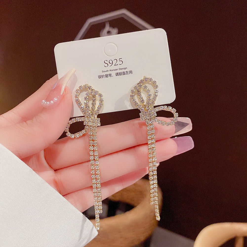 Orecchini eleganti in argento sterling con perle di lusso, design sottile e raffinato, brand Valstrend.
