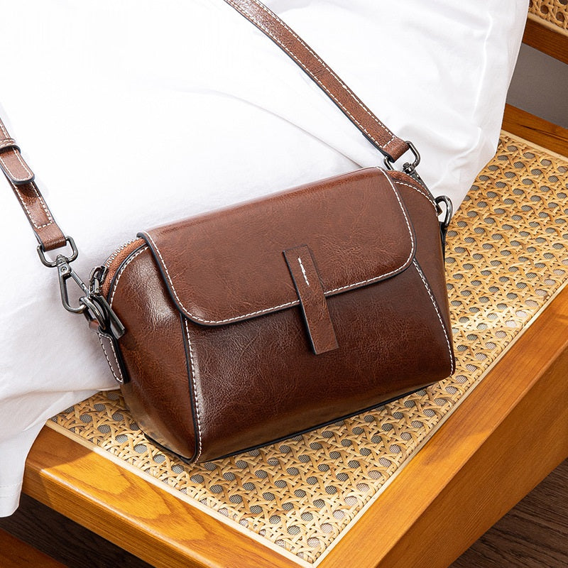 Borsa portafoglio in vera pelle Valstrend, elegante e versatile, con scomparto per telefono cellulare e dettagli in pelle naturale