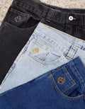 Pantaloni di jeans larghi dritti a vita media Valstrend, stile casual, tessuto denim blu con tasche frontali e passanti.