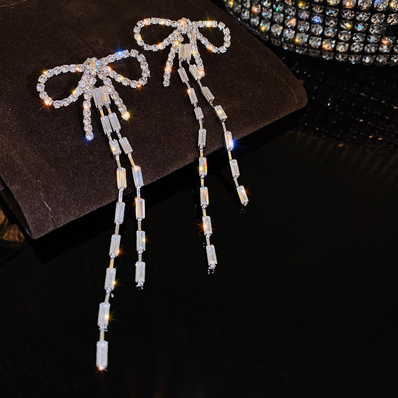 Orecchini in argento sterling con perle di lusso, design leggero e raffinato, dettagli eleganti e stile sofisticato.
