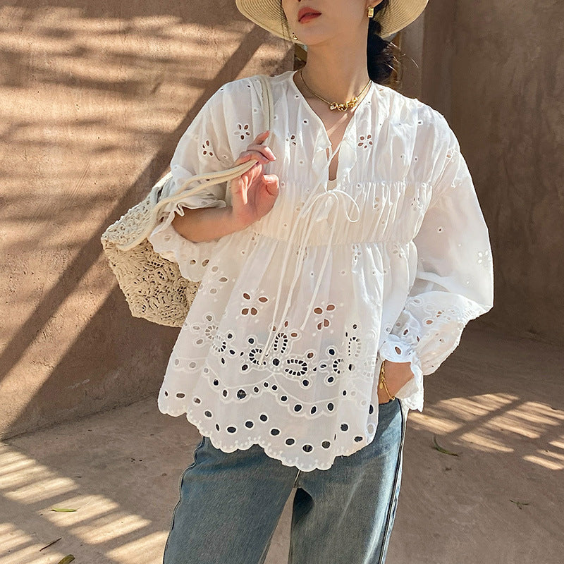 Camicia bianca francese a maniche lunghe da donna Valstrend, tessuto morbido e stile classico, visibile in primo piano nell'immagine.