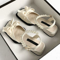 Sandali donna Valstrend con punta quadrata, fiocco decorativo e design elegante, abbinati a gonna femminile.