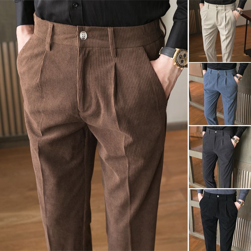 Pantaloni casual uomo Valstrend con taglio slim fit in velluto a coste, morbidi e comodi per uno stile informale.