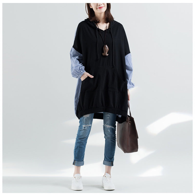 Felpa con cappuccio oversize Valstrend con motivo a righe artistiche e cuciture visibili, tessuto morbido e stile casual.