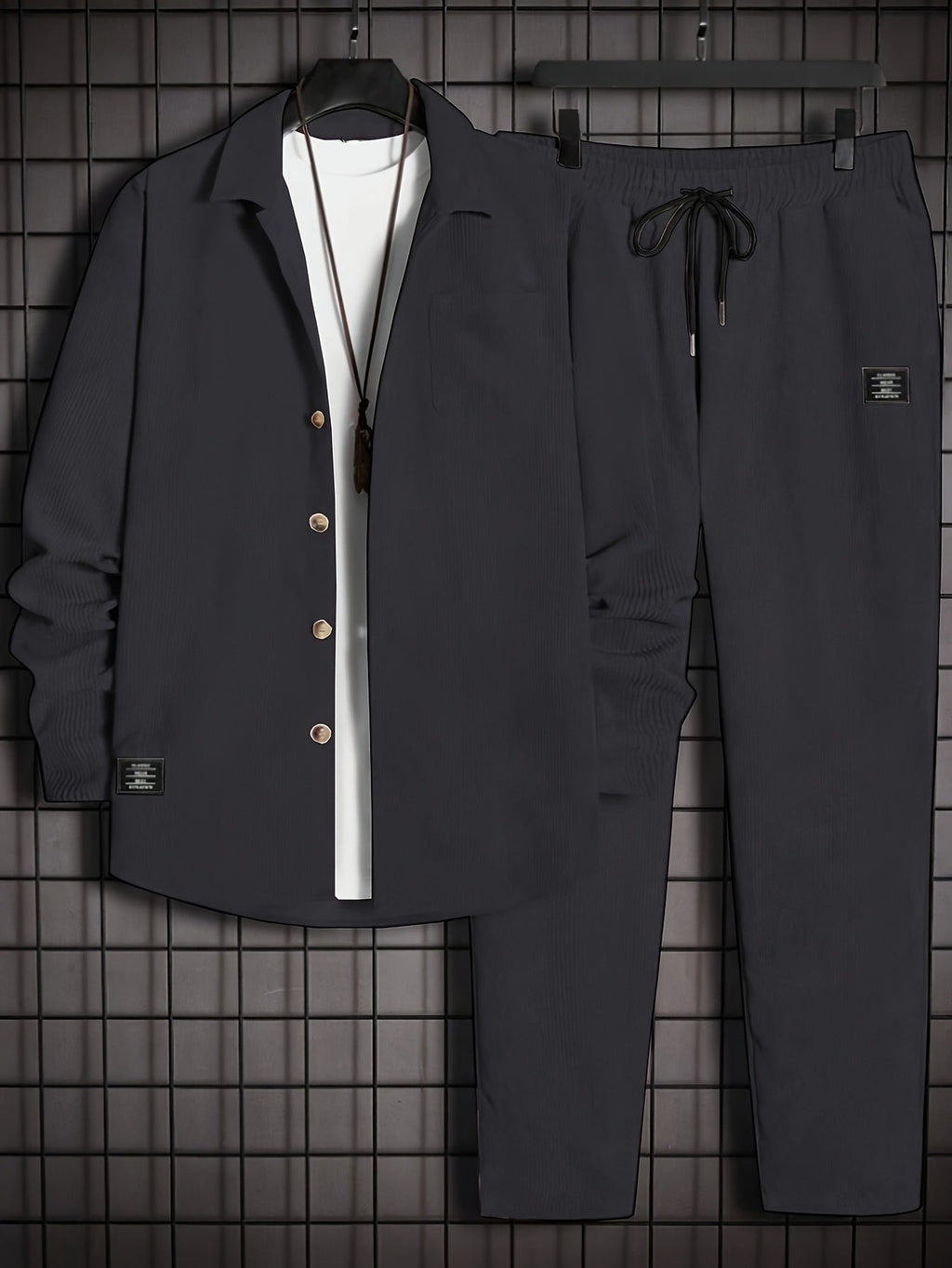 Completo casual da uomo Valstrend: camicia in velluto a costine e pantaloni con coulisse, stile autunno/inverno per occasioni quotidiane.