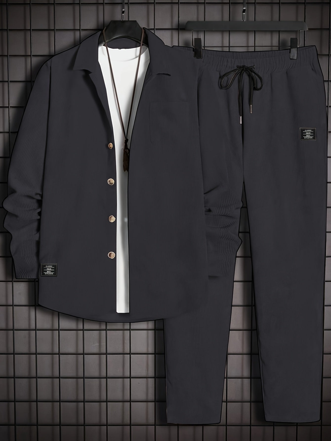 Completo casual da uomo Valstrend: camicia in velluto a costine e pantaloni con coulisse, stile autunno/inverno per occasioni quotidiane.