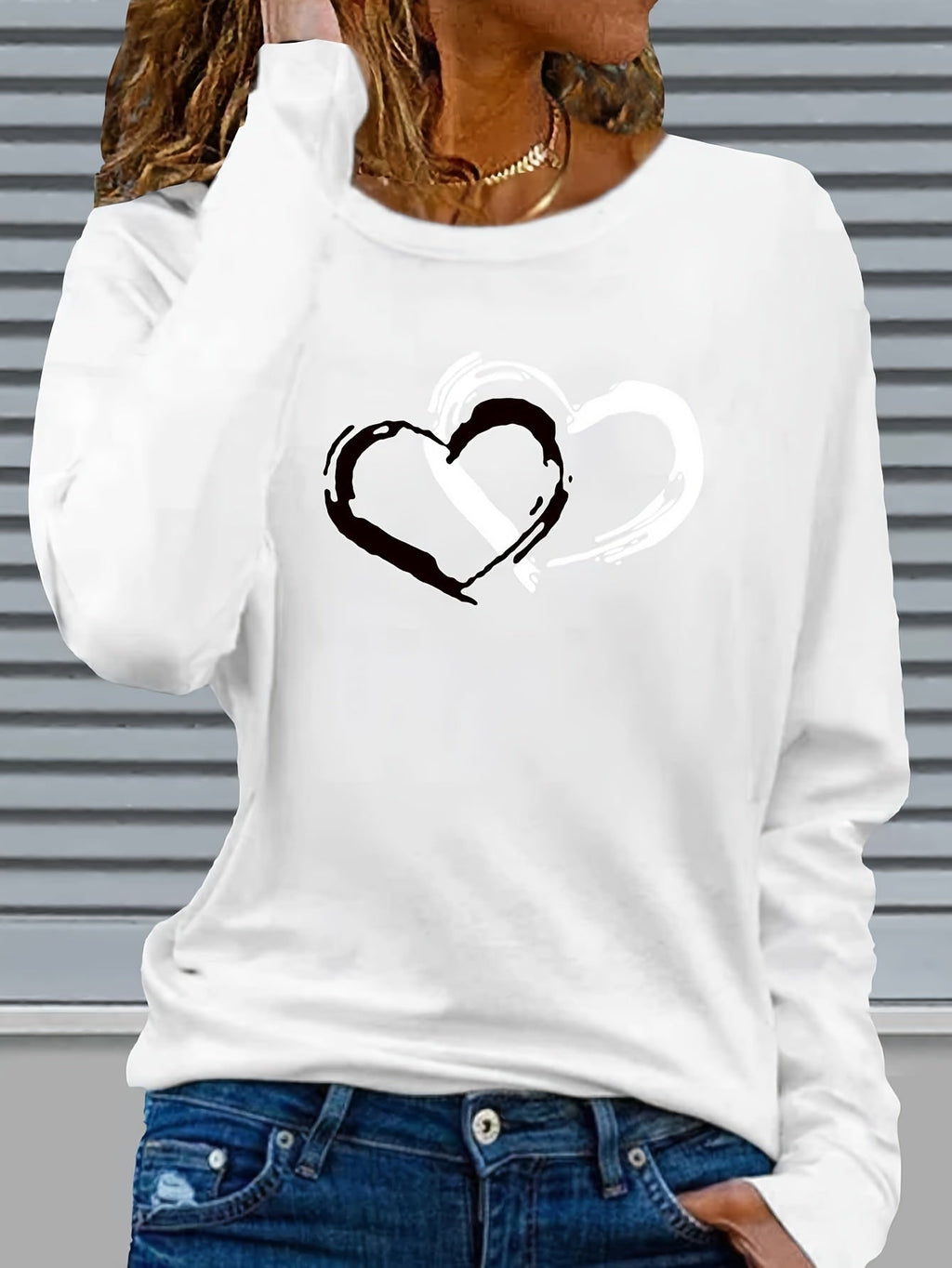 Maglietta donna a maniche lunghe con stampa a cuore, tessuto elasticizzato, collo rotondo, stile casual in poliestere per autunno-inverno.