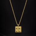 Collana da collottide geometrica dorata in titanio personalizzata, con design a forme geometriche, stile elegante e moderno.