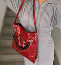Borsa a spalla in pelle patentata rossa stile punk anni 2000, ispirata alla subcultura retro punk, marchio Valstrend shop