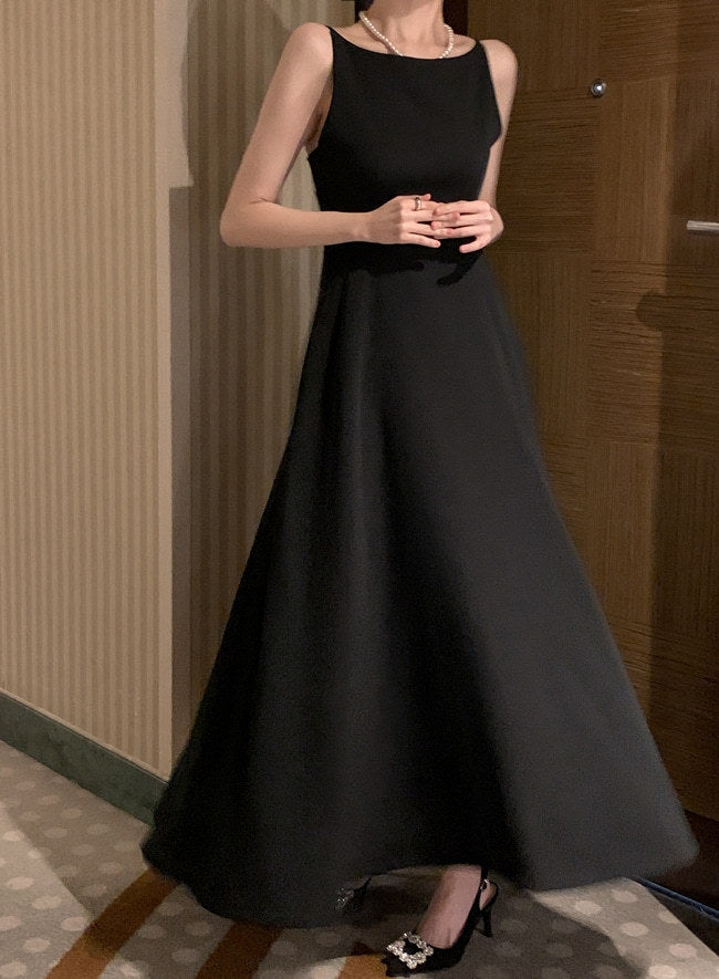 Vestito senza spalline e senza maniche Valstrend, vestibilità slim in vita, ideale per look eleganti e alla moda.