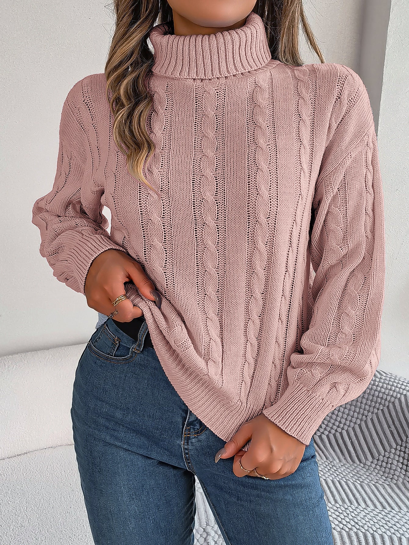 Maglione casual donna Valstrend con collo alto a tortiglione, maniche lunghe e tessuto tinta unita, stile elegante e comodo.