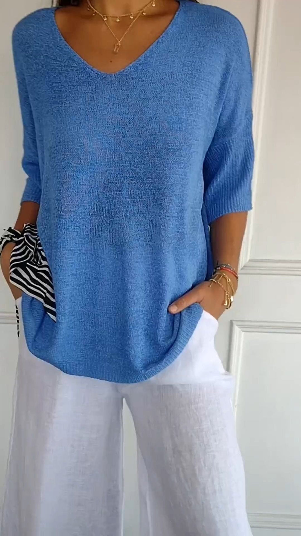 Maglione femminile a manica lunga con scollo a V, tinta unita slim, in maglia elastica, marca Valstrend, indossato da una donna.