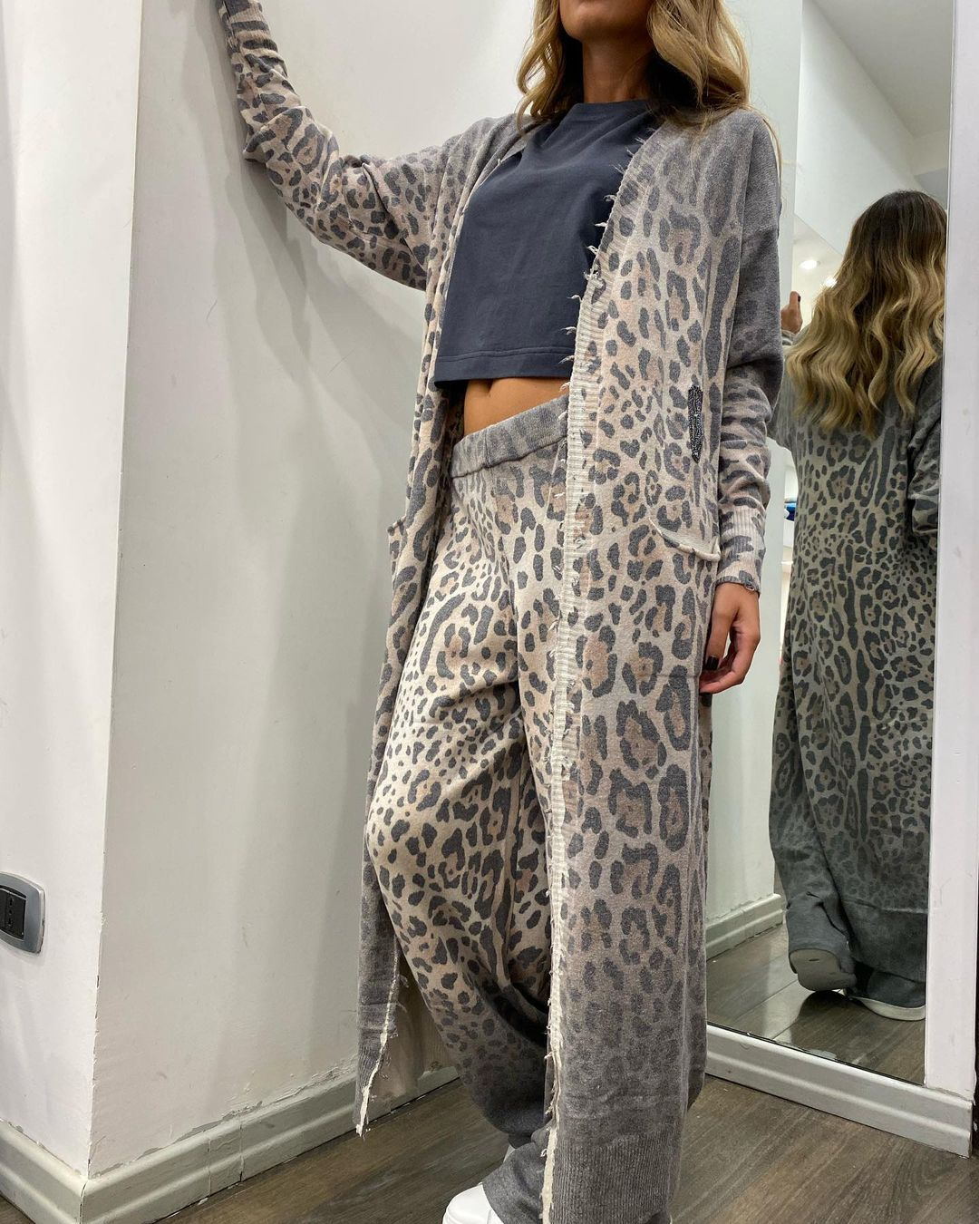 Completo donna con cardigan, pantaloni e giacca stampa leopardata, vestito elegante e alla moda di Valstrend Shop.