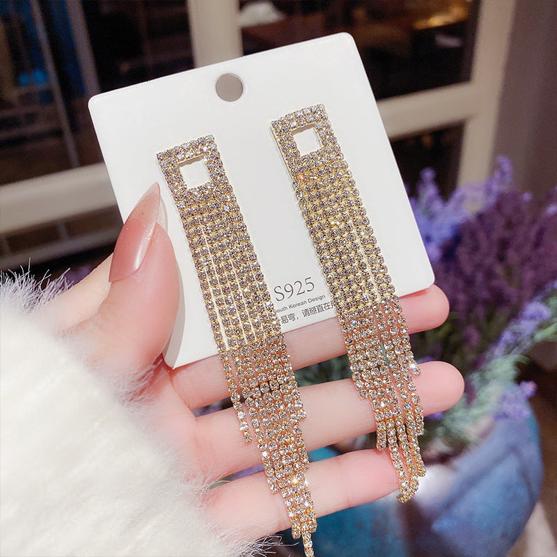 Orecchini eleganti in argento sterling con perle di lusso, design sottile e raffinato, perfetti per uno stile sofisticato.