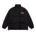Cappotto da uomo Valstrend con ricamo semplice e lettere sulla strada principale, stile minimalista e moderno, vista frontale.