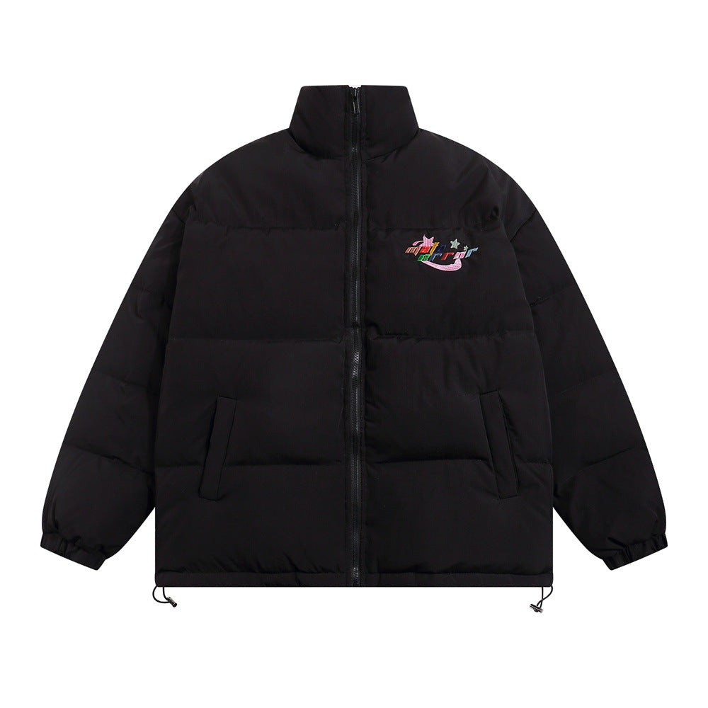 Cappotto da uomo Valstrend con ricamo semplice e lettere sulla strada principale, stile minimalista e moderno, vista frontale.