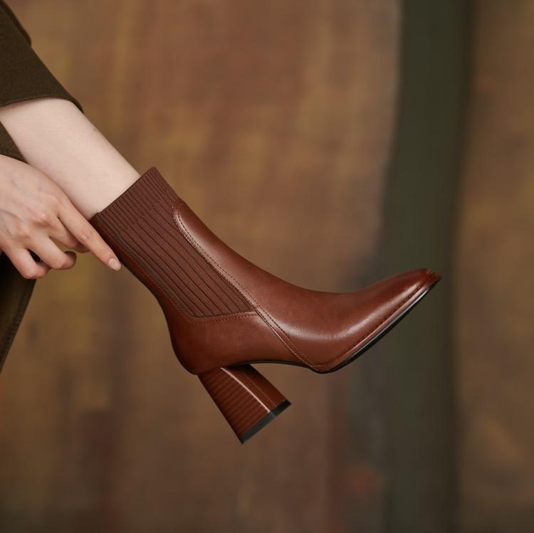 Stivaletti da donna Valstrend con tacco chunky vintage, punta quadrata, calze elastiche marroni e stile elegante.