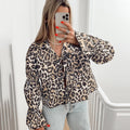 Top da donna Valstrend in tessuto animalier leopard print con spacchi, maniche a sbuffo e allacciatura frontale.