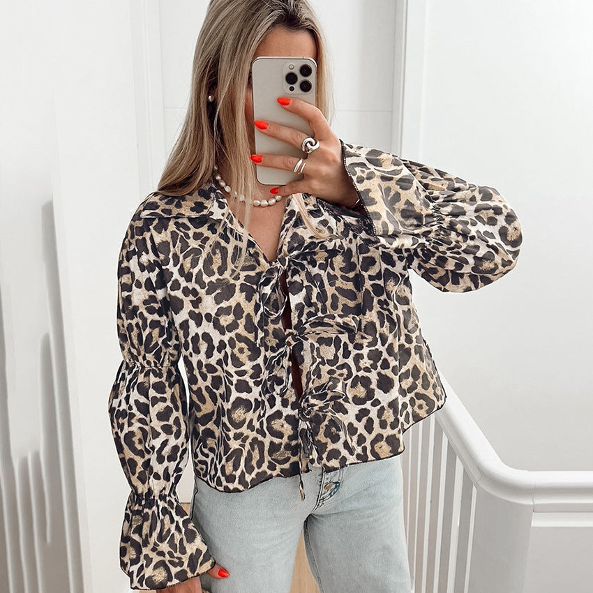 Top da donna Valstrend in tessuto animalier leopard print con spacchi, maniche a sbuffo e allacciatura frontale.