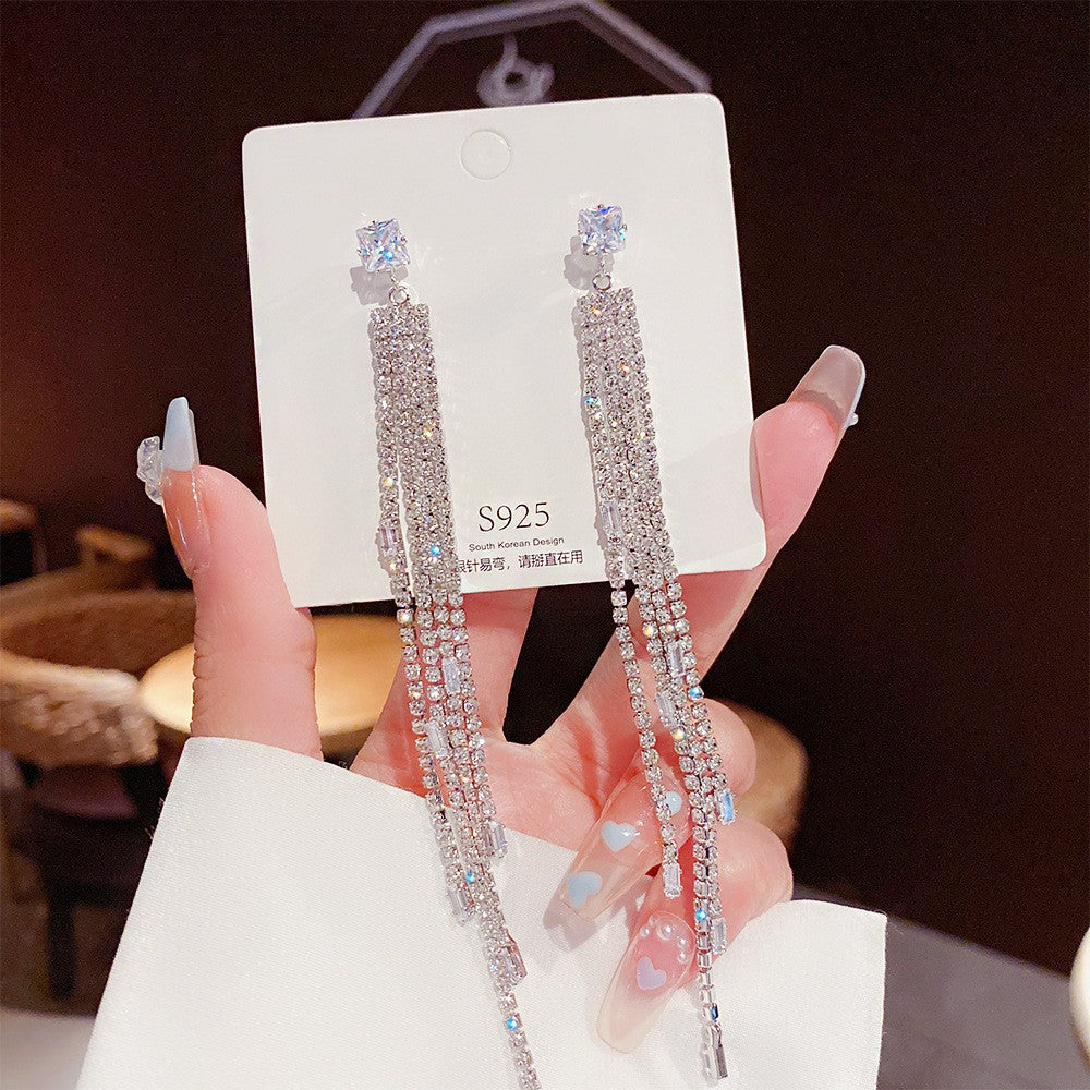 Orecchini in argento sterling con perle di lusso, design elegante e raffinato, perfetti per uno stile sofisticato e femminile.