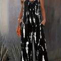 Tuta jumpsuit tie dye senza maniche con spalline sottili, tasche doppie e gamba ampia, indossata da donna in primavera e estate.