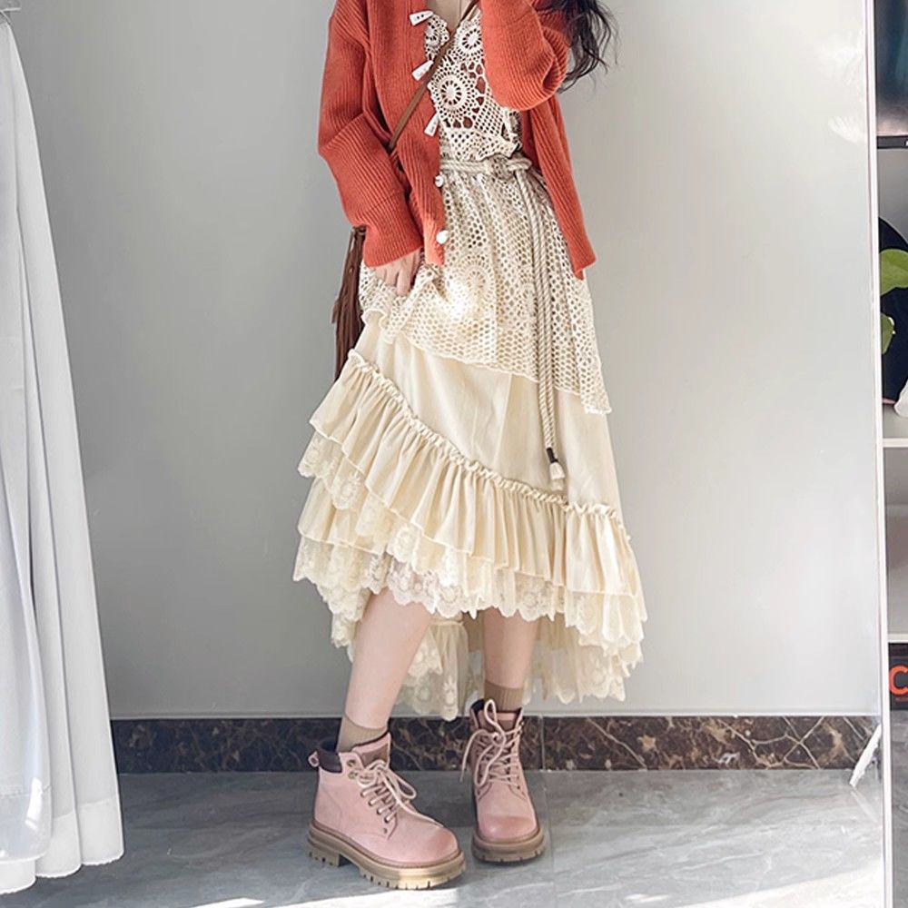Vestito in velluto Valstrend con gonna larga a strati e pizzo spesso, stile elegante e femminile.