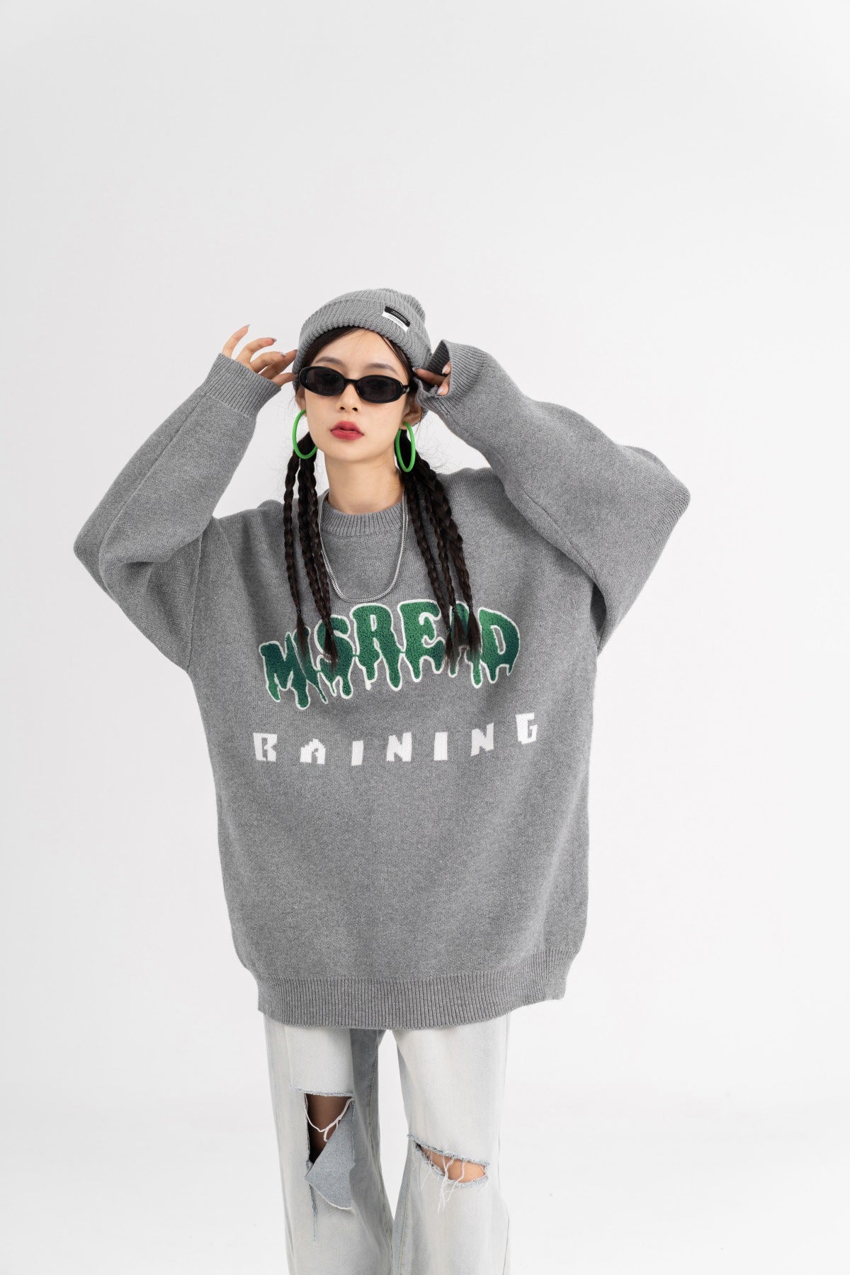 Maglione da uomo e donna Valstrend con ricami di lettere, stile casual e comodo, indossato da una coppia rilassata.