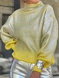 Maglione turtleneck con motivo geometrico bronzato in stile Valstrend, morbido e alla moda, indossato come esempio di look autunnale.