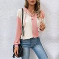 Maglione donna con cappuccio in contrast color di Valstrend, perfetto per primavera e autunno, con dettagli colorati e stile casual.