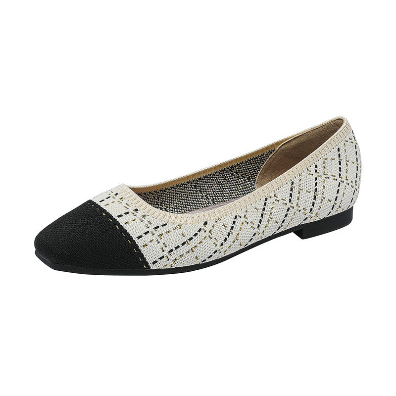 Scarpe da donna Valstrend in raso oro con punta affusolata e modello flat, con forma quadrata e apertura poco profonda.