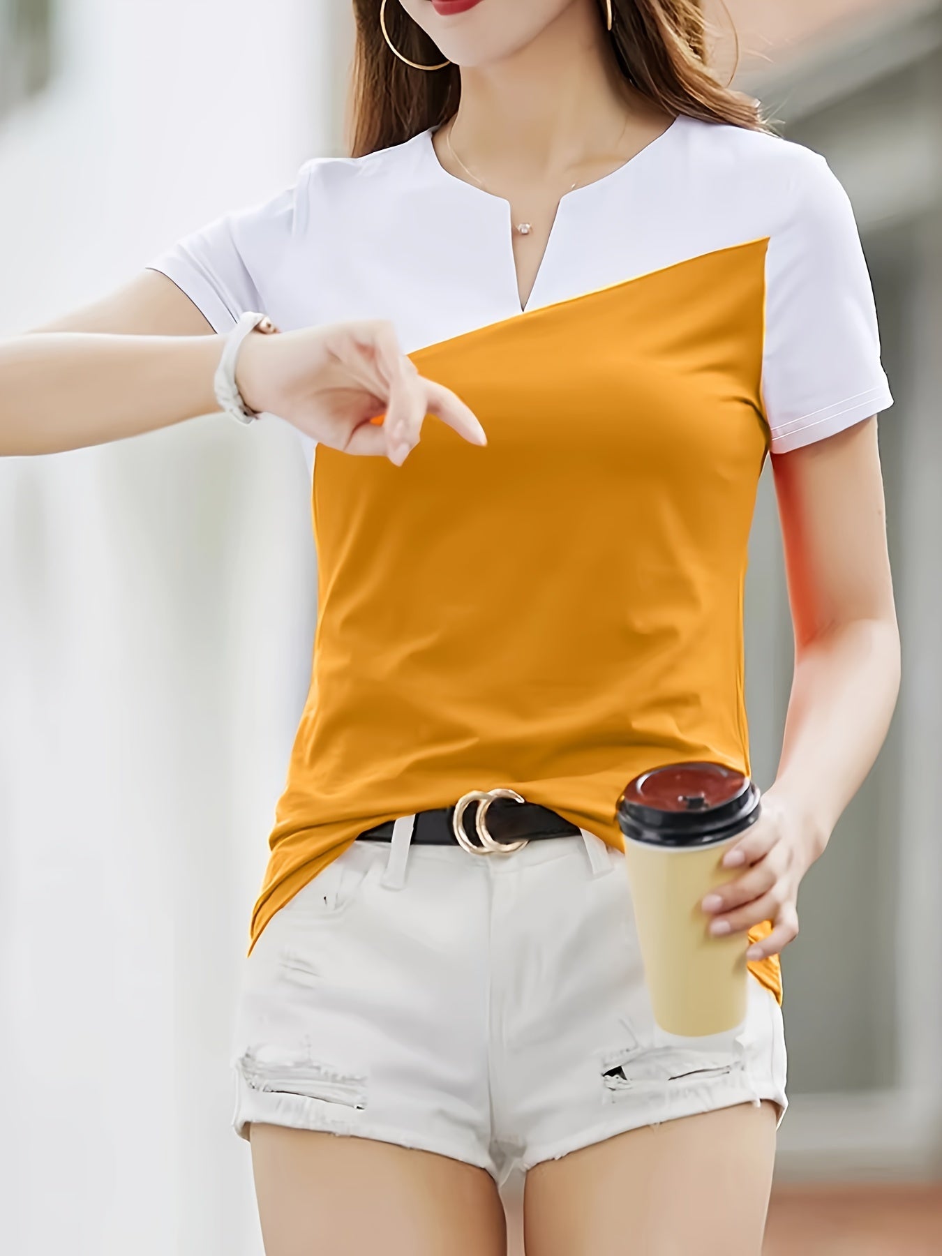 T-shirt color block con scollo a V e maniche corte, abbigliamento femminile di Valstrend, perfetta per primavera ed estate