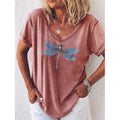 Maglietta donna a maniche corte con scollo a V e stampa libellula, marchio Valstrend, tessuto leggero e stile casual.
