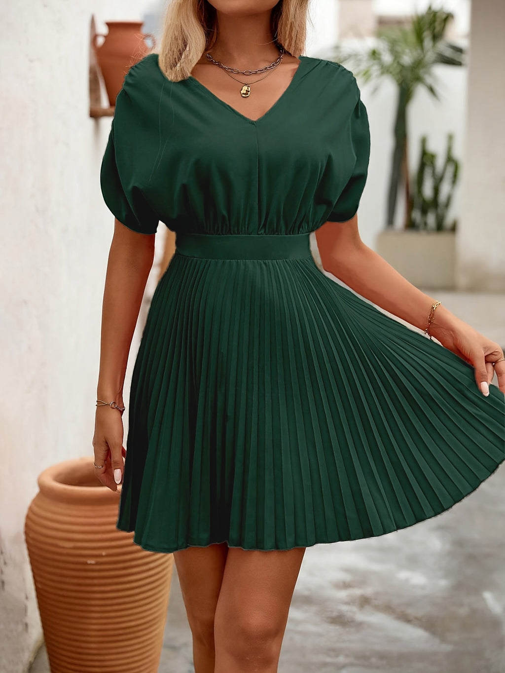 Vestito elegante verde Valstrend con maniche a pipistrello, scollo a V e vita stretta, ideale per primavera ed estate.