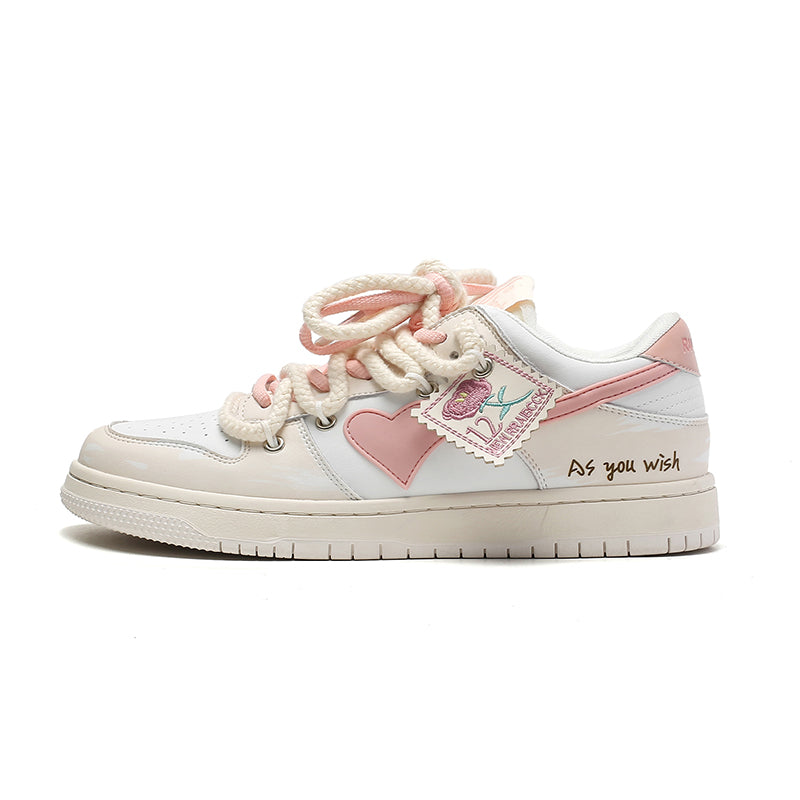 Scarpe da donna Valstrend con stampa rosa e motivo love, elegante calzatura femminile con dettagli floreali.