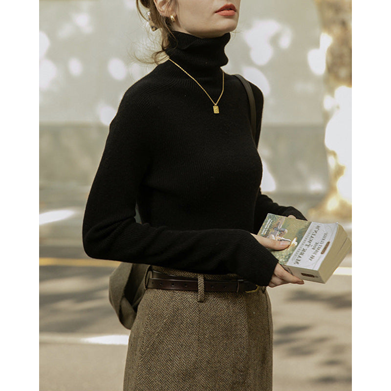 Maglione verde avocado in lana Valstrend, dettaglio di tessuto morbido e collo a giro, stile casual e caldo.