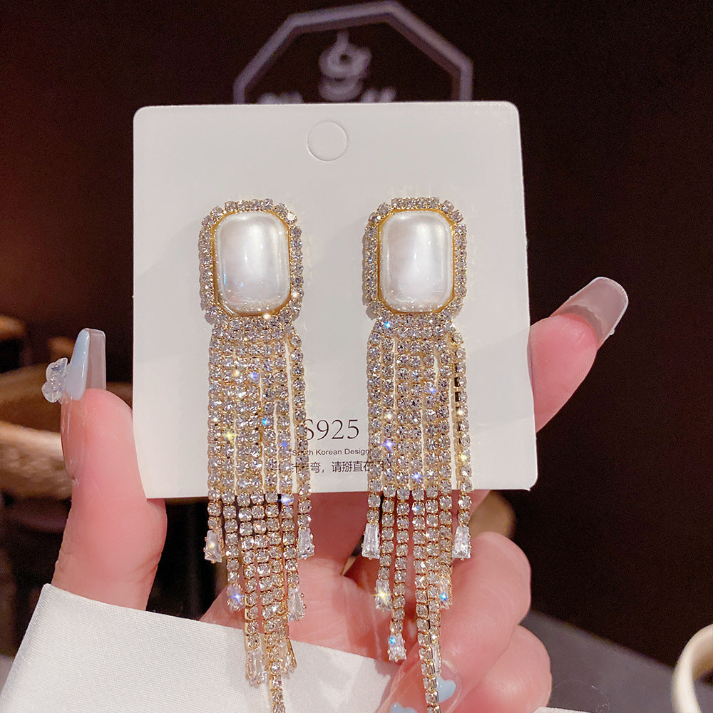 Orecchini eleganti in argento sterling con perle di lusso, stile raffinato e personalità distintiva.
