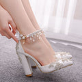 Scarpe da sposa bianche con punta, tacco spesso e cristalli, modello Valstrend shop, eleganti e sofisticate.